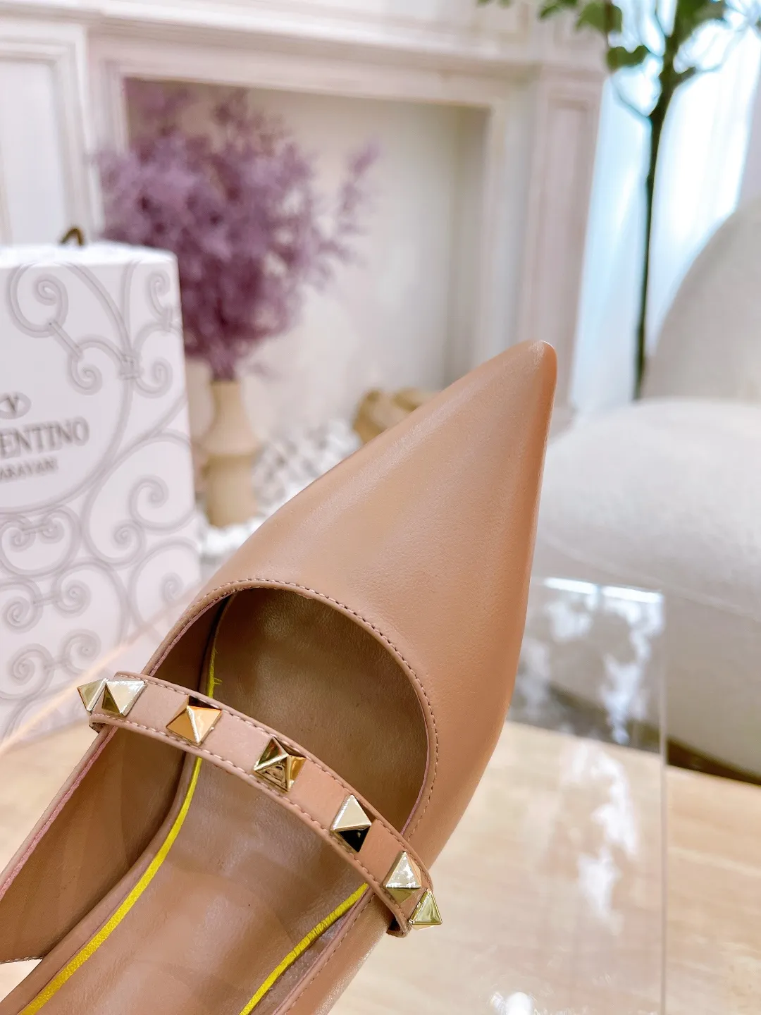 👟👟Ex-factory price 420👟👟 Genuine leather sole +40 🆕 Valentino. Valentino👑👑 latest counter series, perfect details, very eye-catching catwalk series recommendation (regular sole + genuine leather sole +40) V family’s popular rivet elements, luxurious and gorgeous! Various colors can be matched with beautiful clothes in spring and summer. There are many choices🎉🎉Exquisite and durable ~ The upper part is very pedicure style. The key point is that it is very good and easy to control. It does not grind the feet and does not tire the feet. It is a walking artifact. The last shape is completely compared to the counter. The details are perfect. Without the original version, it would not be so exquisite! (Note! The heel shape and height are exclusively molded according to the original version) 🔺Material: imported sheepskin, 🔺Inner padding: imported high-gloss sheepskin lining according to the original version 🔺4 colors: all black + white + black + pink + nude + burgundy 🔺Number of yards: 34 to 42 (customized for 42) 🔺Heel height: 7cm
